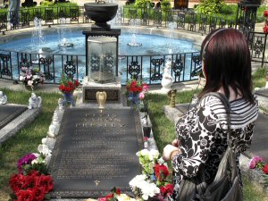 Elvis Presleys Grave at Gracelands